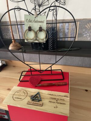 boucles d'oreilles doubles anneaux en bois attachées avec du cuir net stylo en bois tourné rouge